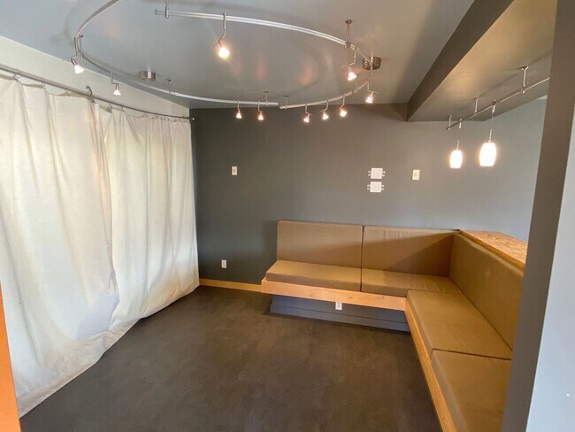 Building Photo - Beautiful Nob Hill Home with gourmet kitch...