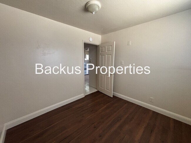 Building Photo - 516 James St