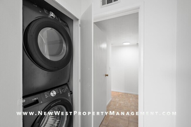 Building Photo - Recently Refreshed Point Loma 2-Bedroom at Baycrest! Small Pet OK! Available Now!