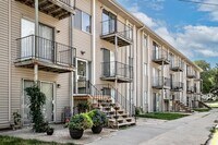 Building Photo - Newly Refreshed 1 Bedroom Apartment Near D...
