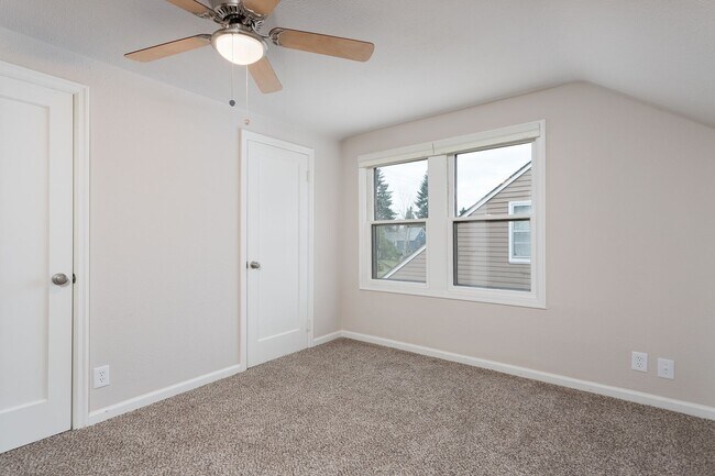 Building Photo - Charming Northeast Portland Duplex