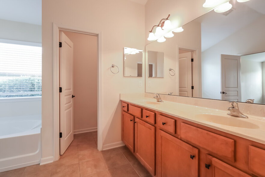 Building Photo - 1709 N Cappero Dr