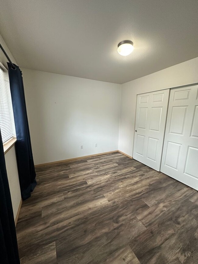 Building Photo - Beautiful downtown Sumner Townhouse Condo with garage. Aug 1.