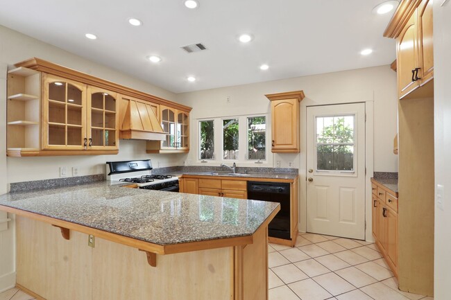 Building Photo - Charming Historic Rose Park Gem