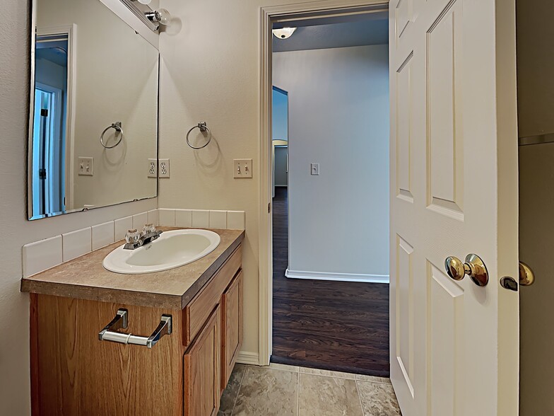 Building Photo - 802 NW 9th Pl