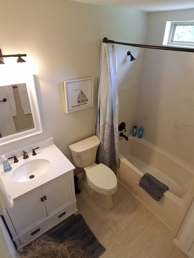 Building Photo - 2055 Island View