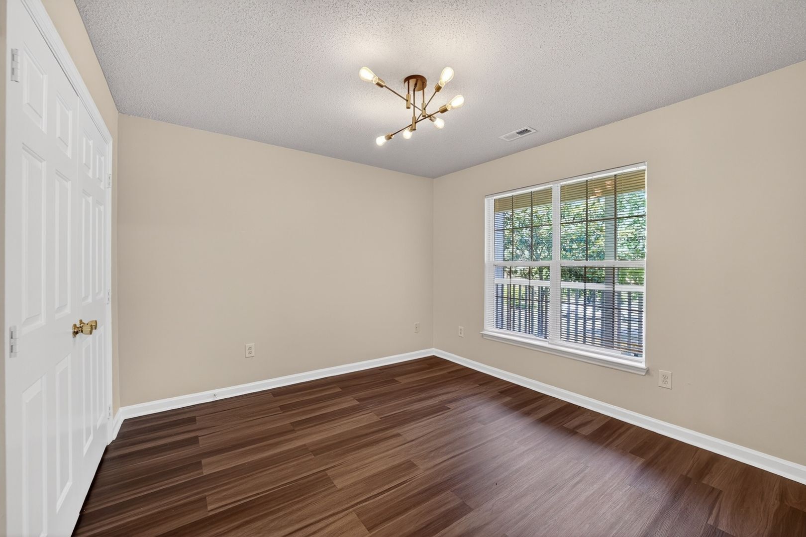 Building Photo - 4246 Villas Dr