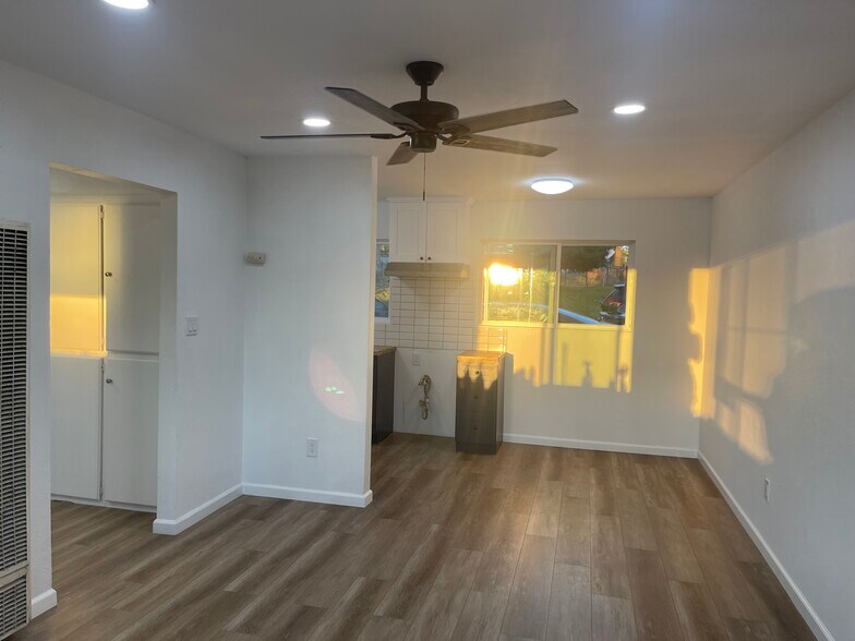Dining area - 2290 Lewis Ave