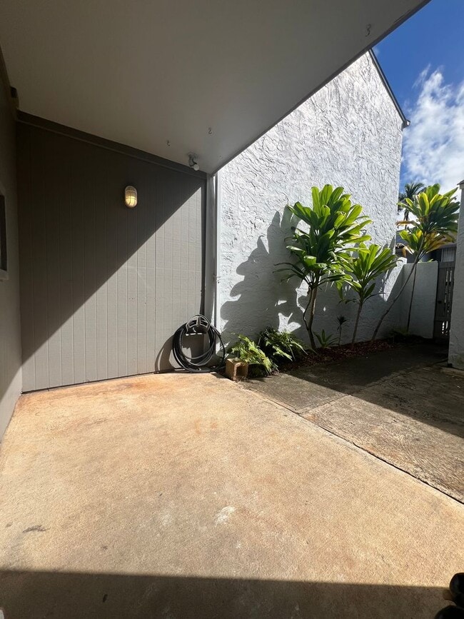 Building Photo - Updated 2-story TH with front yard & back ...
