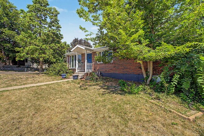 Building Photo - "Charming 3-Bed Townhouse in Denver's Heart – Spacious 1350 Sq Ft Living!"