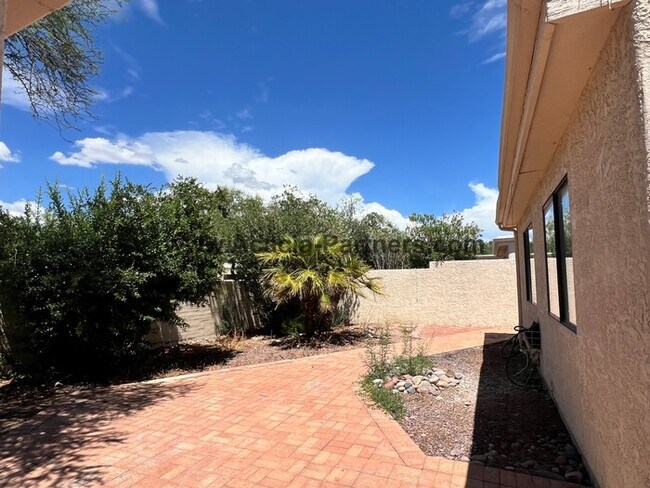 Building Photo - Charming 3-Bedroom, 2-Bath Townhome Near t...
