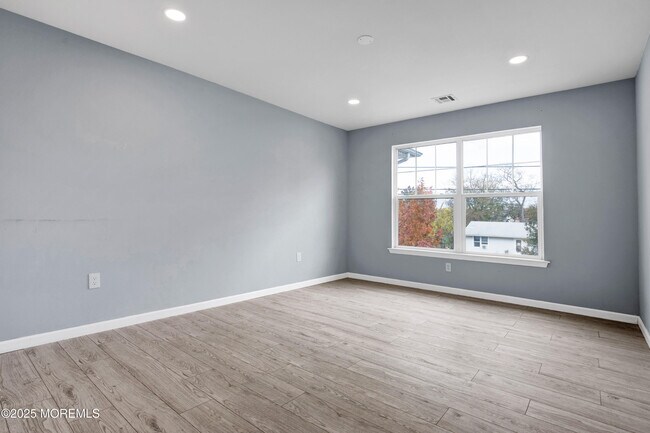 Building Photo - 100 Pine St