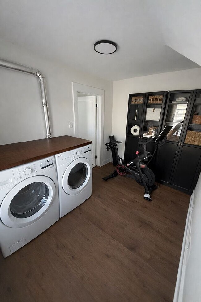 Building Photo - Fully Furnished 1BR + Office | Travel Nurse Ready | 30+ Day Stays Near Milwaukee