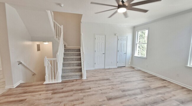 Building Photo - 3 Bed / 2 Full and 2 Half Bath Single Family Townhome