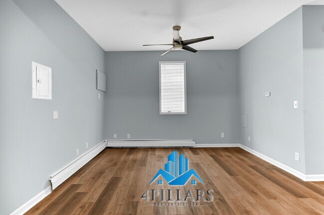 Building Photo - "Charming 2-Bedroom Haven in East Chicago - Spacious 750 Sq Ft Gem!"