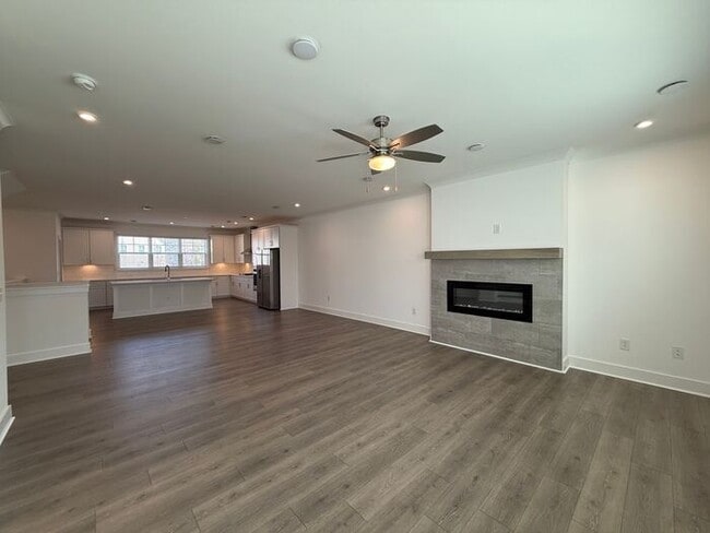 Building Photo - 3BR/3.5BA 3-Story Townhome w/ Quartz + W/D in Decatur