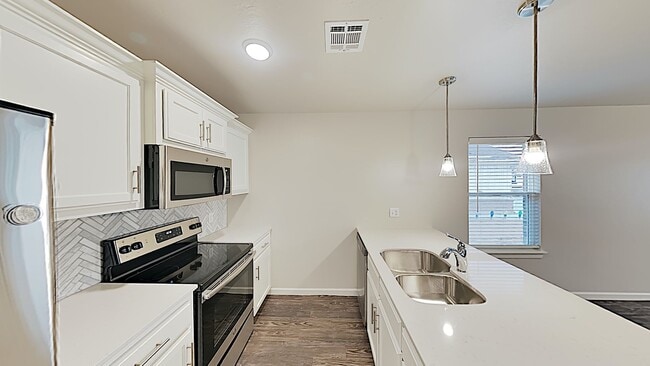 Building Photo - 2 Bedroom 1 Bath Duplex Close To Tinker AFB - Lawncare Included