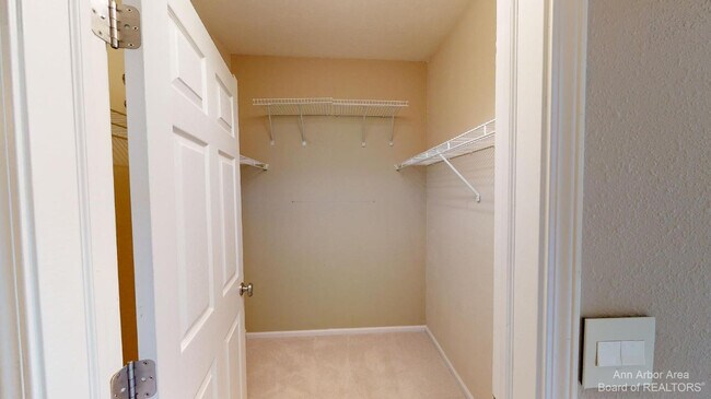 Building Photo - 1408 Fox Pointe Cir