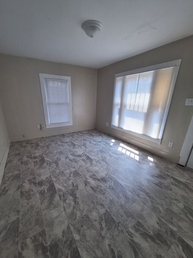 Building Photo - 3 bedroom, 1 bath