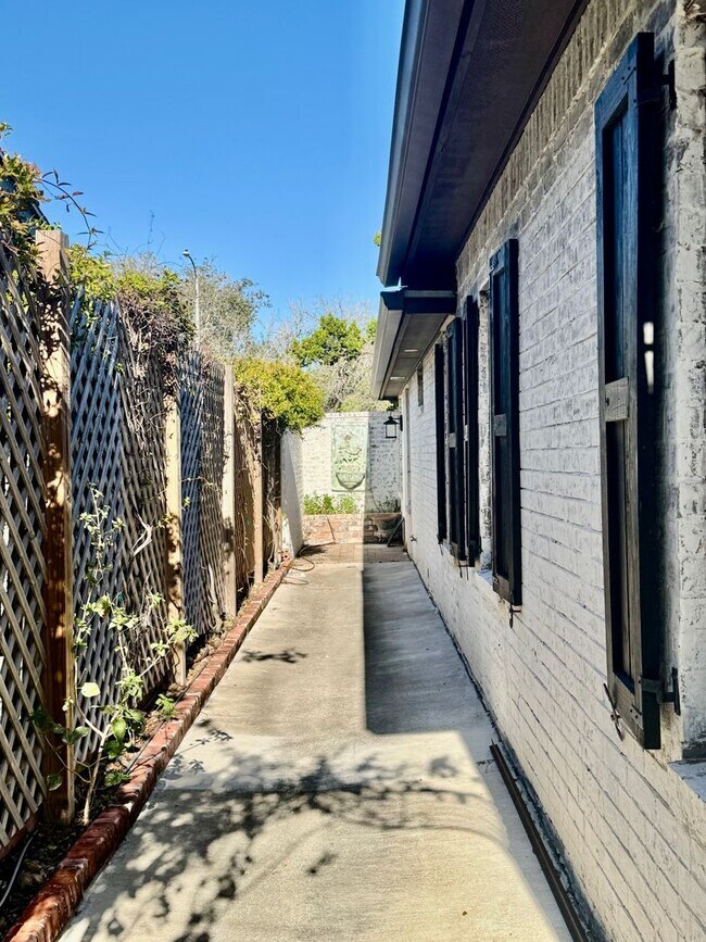 Building Photo - Elegant Estate in the Country Club Setting-Mother in law suite