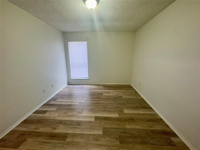 Building Photo - 112 S Mockingbird Ln