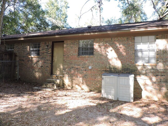 Building Photo - Convenient Northeast location!