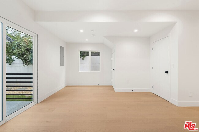 Building Photo - 4824 Saloma Ave
