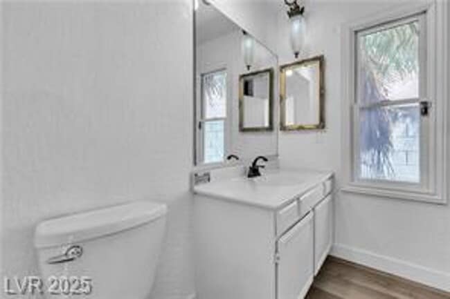 Building Photo - Spacious Single Story Home Near Sahara/Eas...