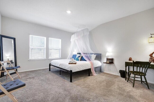 Building Photo - Move in Ready and FULLY FURNISHED 3 BD/2 BA located Far West San Antonio!