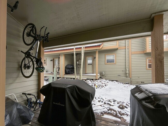 Building Photo - On Bus Route! 2bed/2.5 Bath, Sunny Town House!