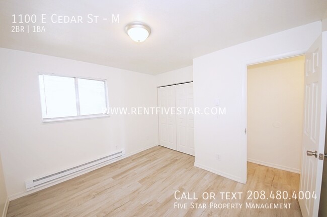 Building Photo - Upstairs Apartment In Central Location! Vi...