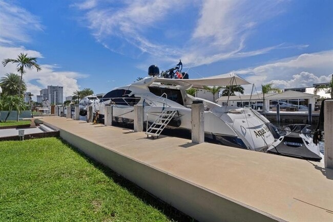 Building Photo - 3080 NE 43rd St