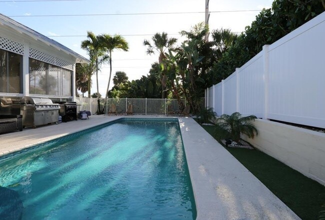 Building Photo - 400 Seaside Ln