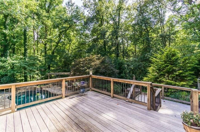 Building Photo - 565 River Chase Point