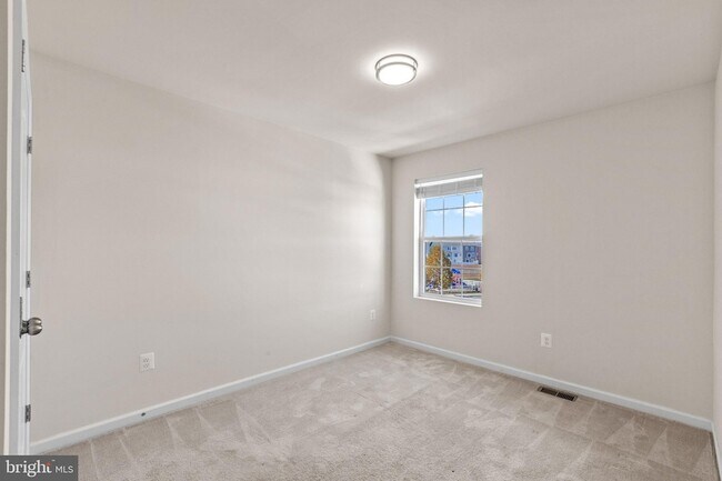 Building Photo - 5345 Tweeddale Pl