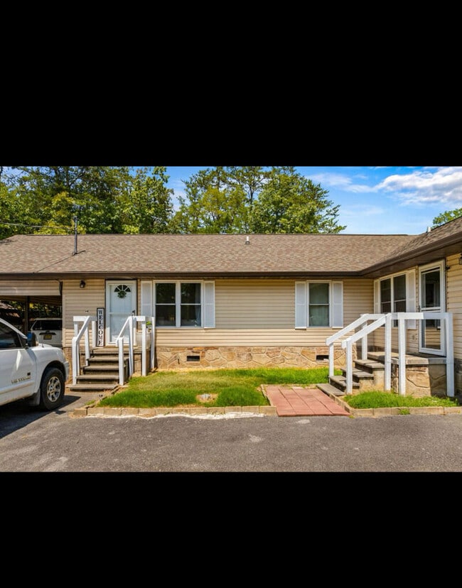 Building Photo - 841 Sylvia Ln