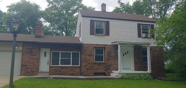 Building Photo - 4425 N 105th St