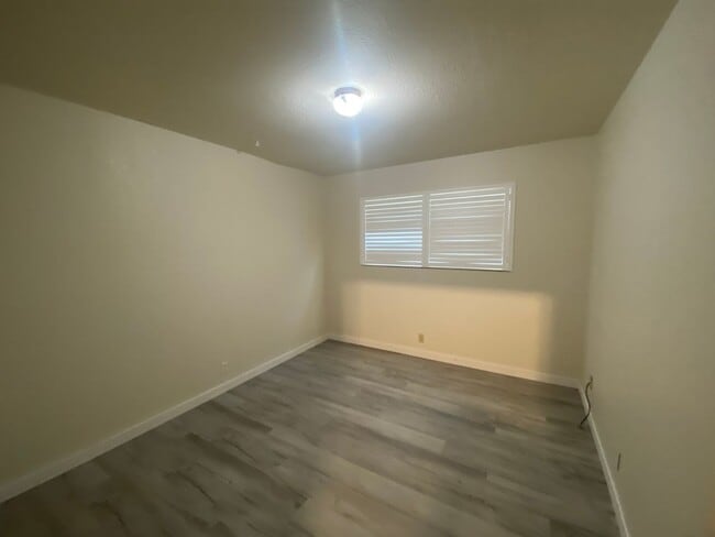Building Photo - 561 Azalea Way