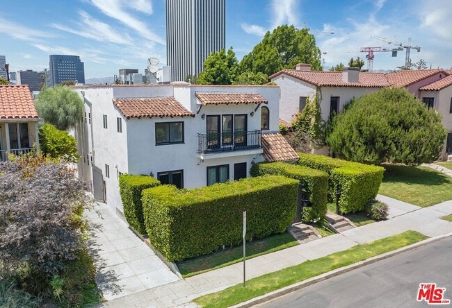 Building Photo - 831 S Curson Ave
