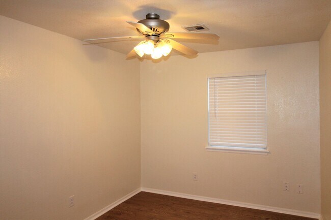 Building Photo - 1707 Jennifer Cir