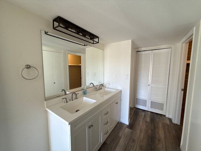 Building Photo - 1131 Tapadero Dr