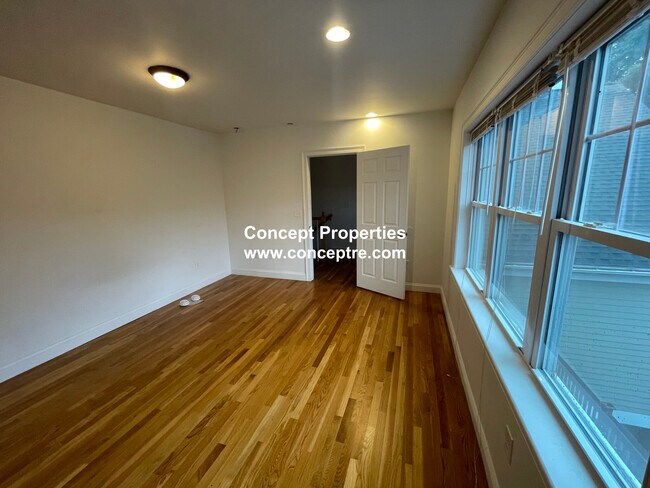 Building Photo - 57 Circuit St