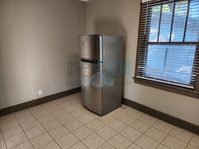 Building Photo - Historical 3 Bedroom 1 Bathroom!
