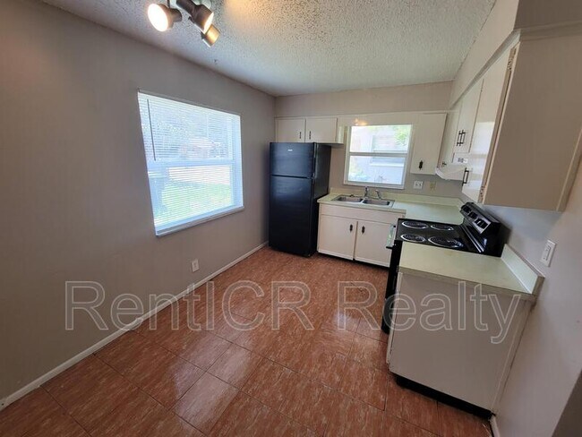 Building Photo - 3135 Pine Tree Ave