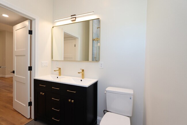 Building Photo - 14-16-16 Harriet St