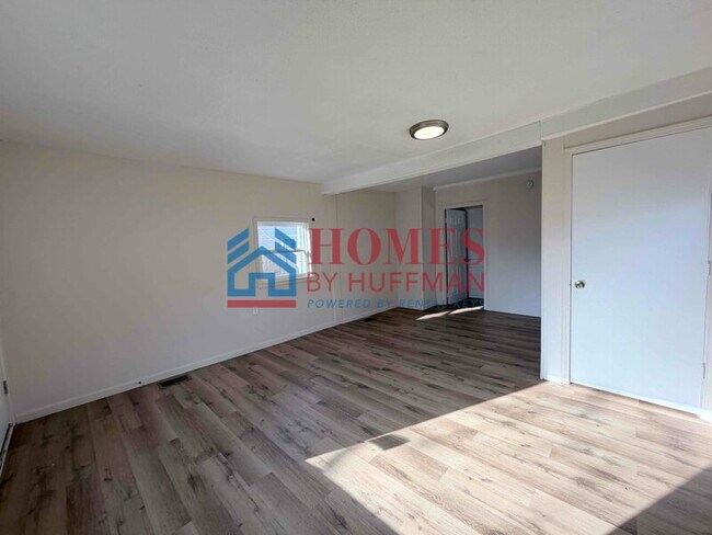 Building Photo - Three Bedroom House | Move in Ready