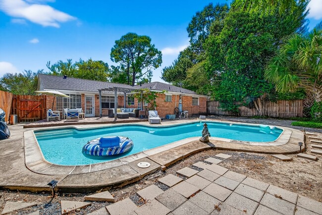 Building Photo - 9402 Meadowcroft Dr