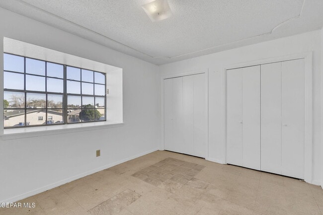 Building Photo - 3019 E Glen Dr