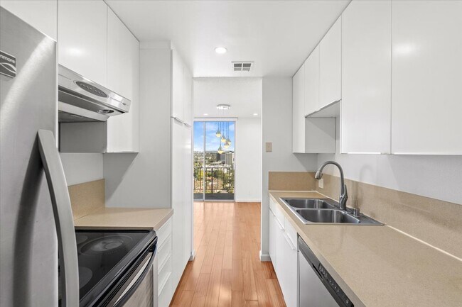 Building Photo - 100 S Doheny Dr