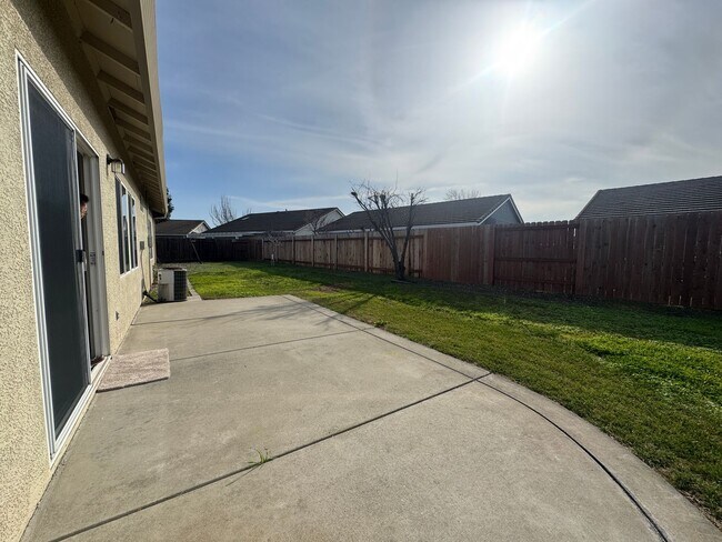 Building Photo - Located in a great neighborhood, Spacious 3-bedroom, 2-bath home with 2-car garage